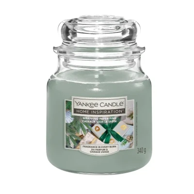 Yankee Candle Wrapping Paper Pine, Świąteczna Średnia Świeca Zapachowa 340g